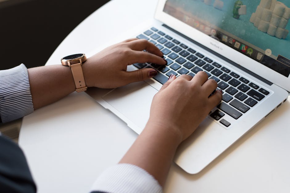Blogger tecnologico che digita su un laptop