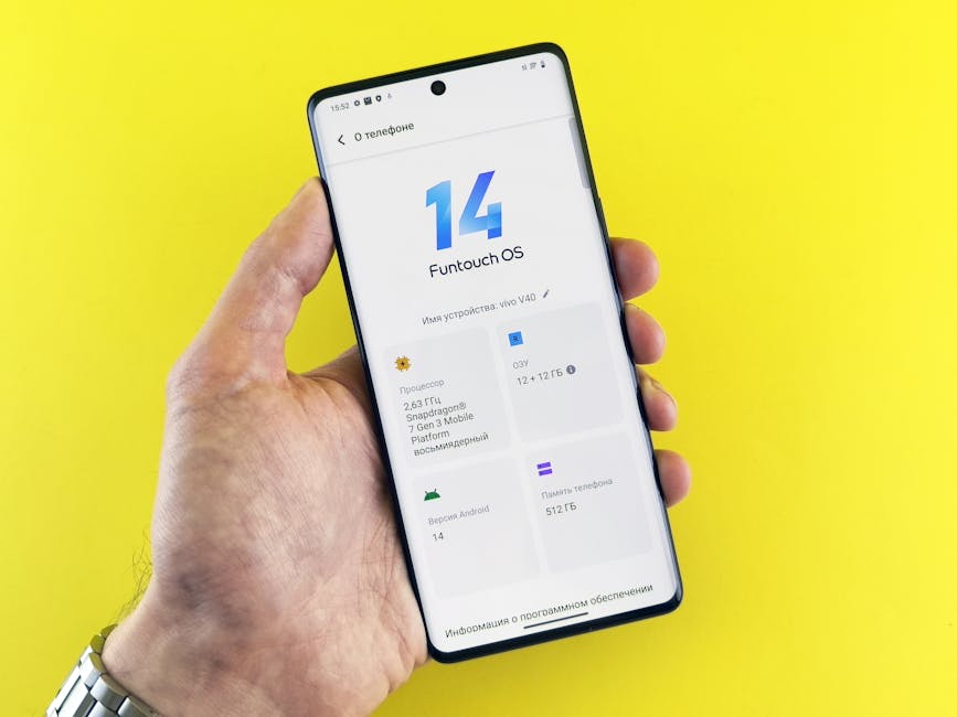 Mani che tengono in uso uno smartphone Android