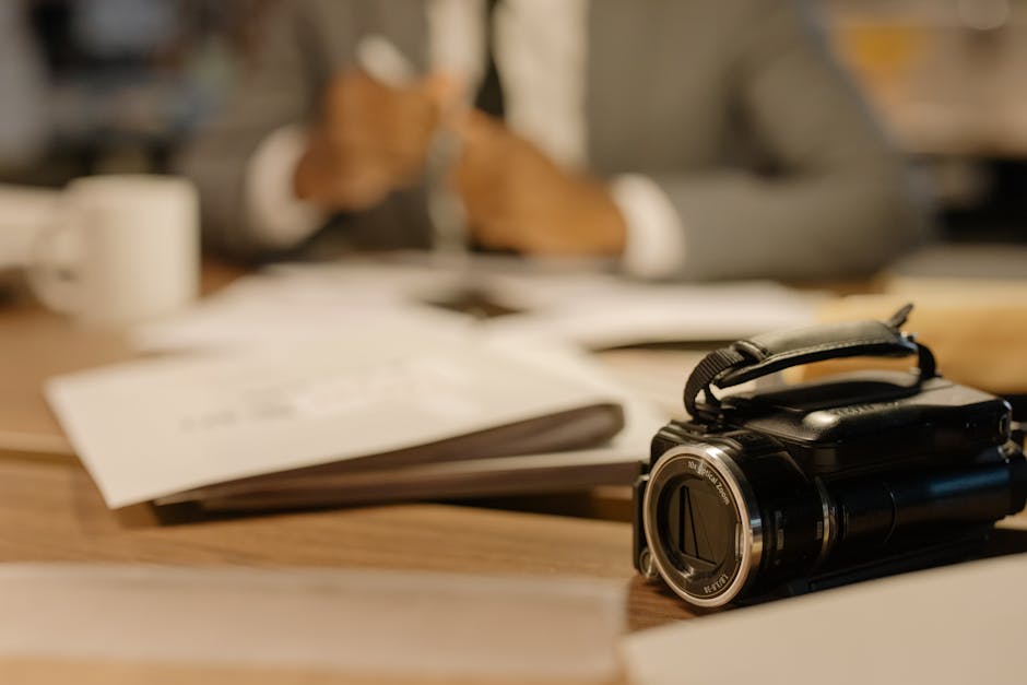 Videocamera che registra una recensione tecnologica